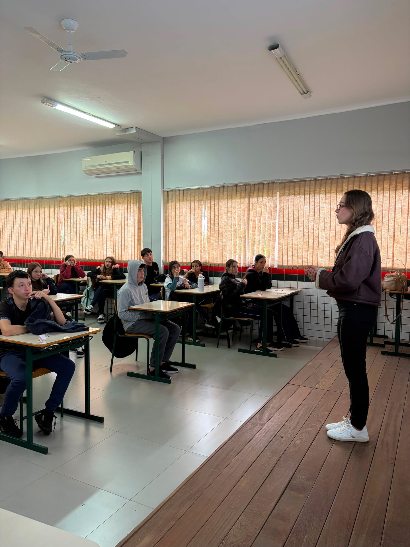 Raíssa Cândido palestrando para estudantes em sala de aula