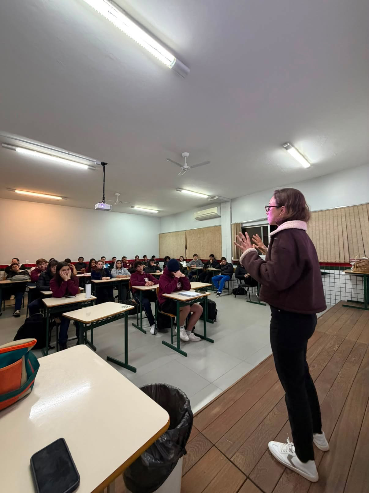 Raíssa Cândido em palestra para turma de ensino médio